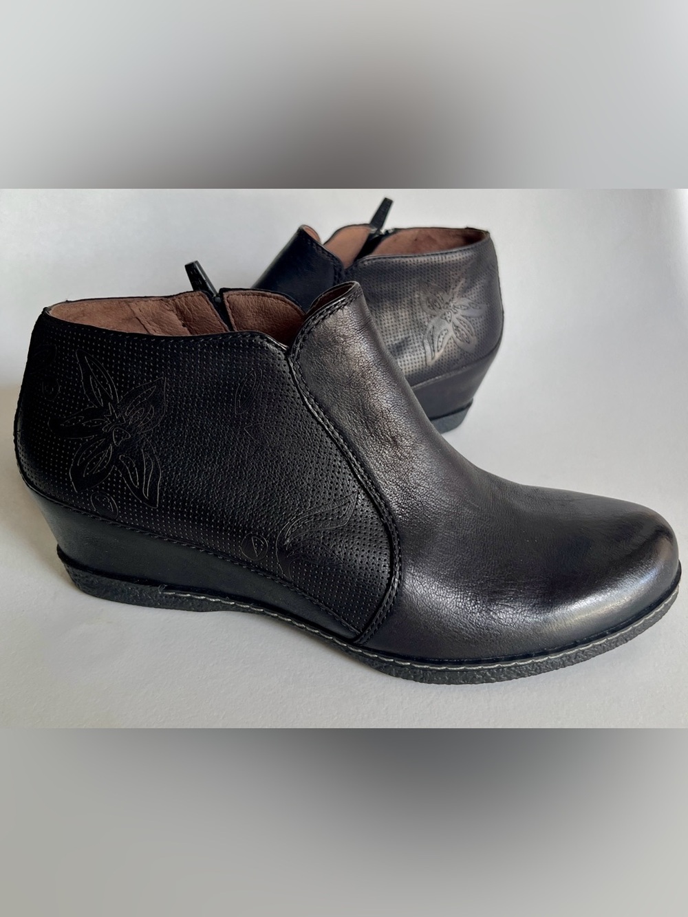 Dansko Luann Womens 37 Black Leather Wedge Ankle Boots Floral Side Zip